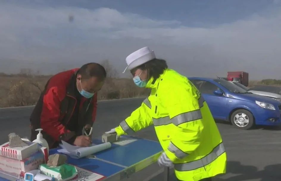 他们坚守疫线,寒风下他们坚守岗位