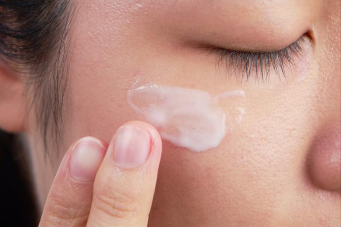 最容易修复晒黑的水乳,去海边怕晒黑穿什么