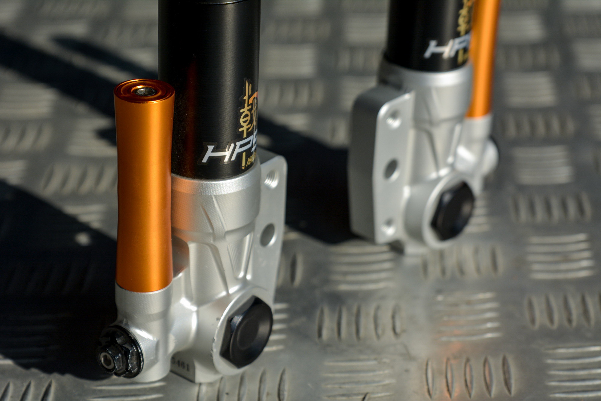 提高了稳定性与舒适度!野蛮公牛HPS前叉、XPS后减震