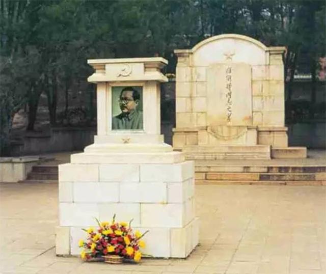 工作狂人任弼时，生命最后一刻还在工作，9个儿女只留下4人