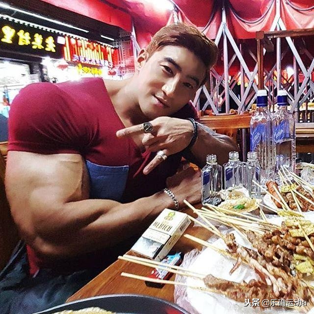 胸肌撑满紧身衣的感觉,胸肌被挤压爆了