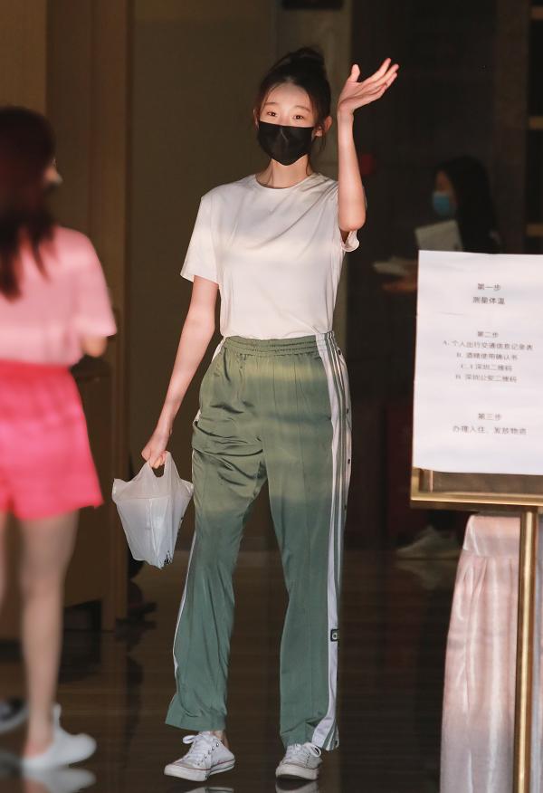 夏天穿AJ太捂脚？张艺凡带火了匡威“潮流穿法”，结果成00后最爱