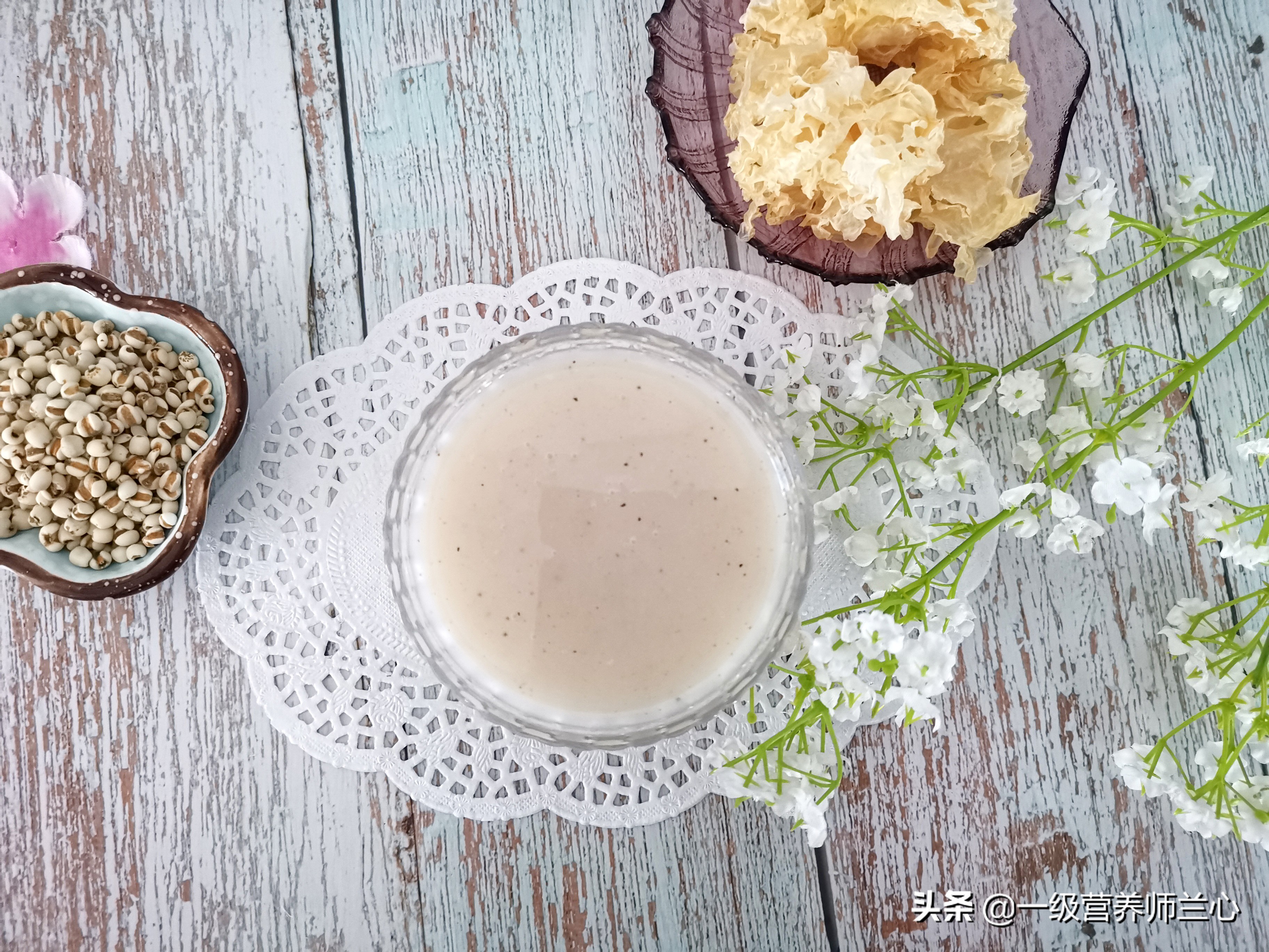 秋天吃银耳羹的好处,秋天吃银耳百合羹的好处