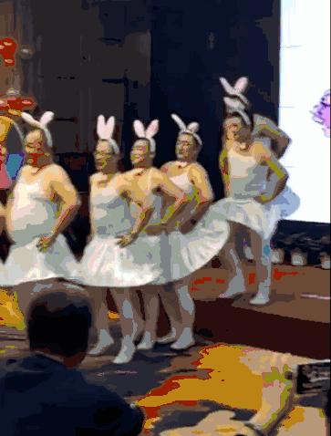 半裸、*舞艳**、排队与老板接吻……为了躲掉公司年会，我辞职了