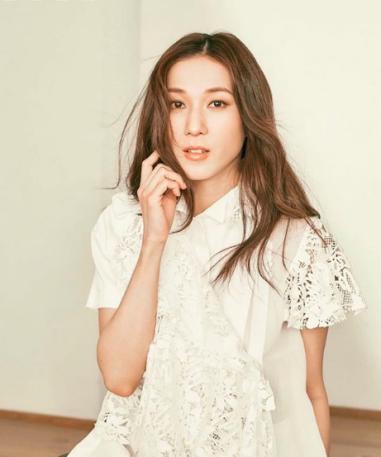 钟嘉欣二胎产子晒宝宝熟睡萌照,钟嘉欣要息影