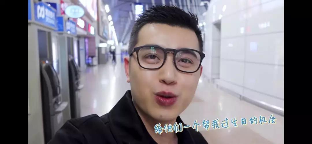 李佳琦和小助理：没有发生爱情的恩爱互怼