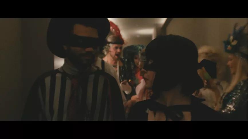 全片高能反转，性感美女化身“*窥偷**狂”