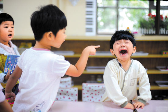 姐弟俩坐地铁火了,一个小举动获网友纷纷点赞:这才是真正的富养