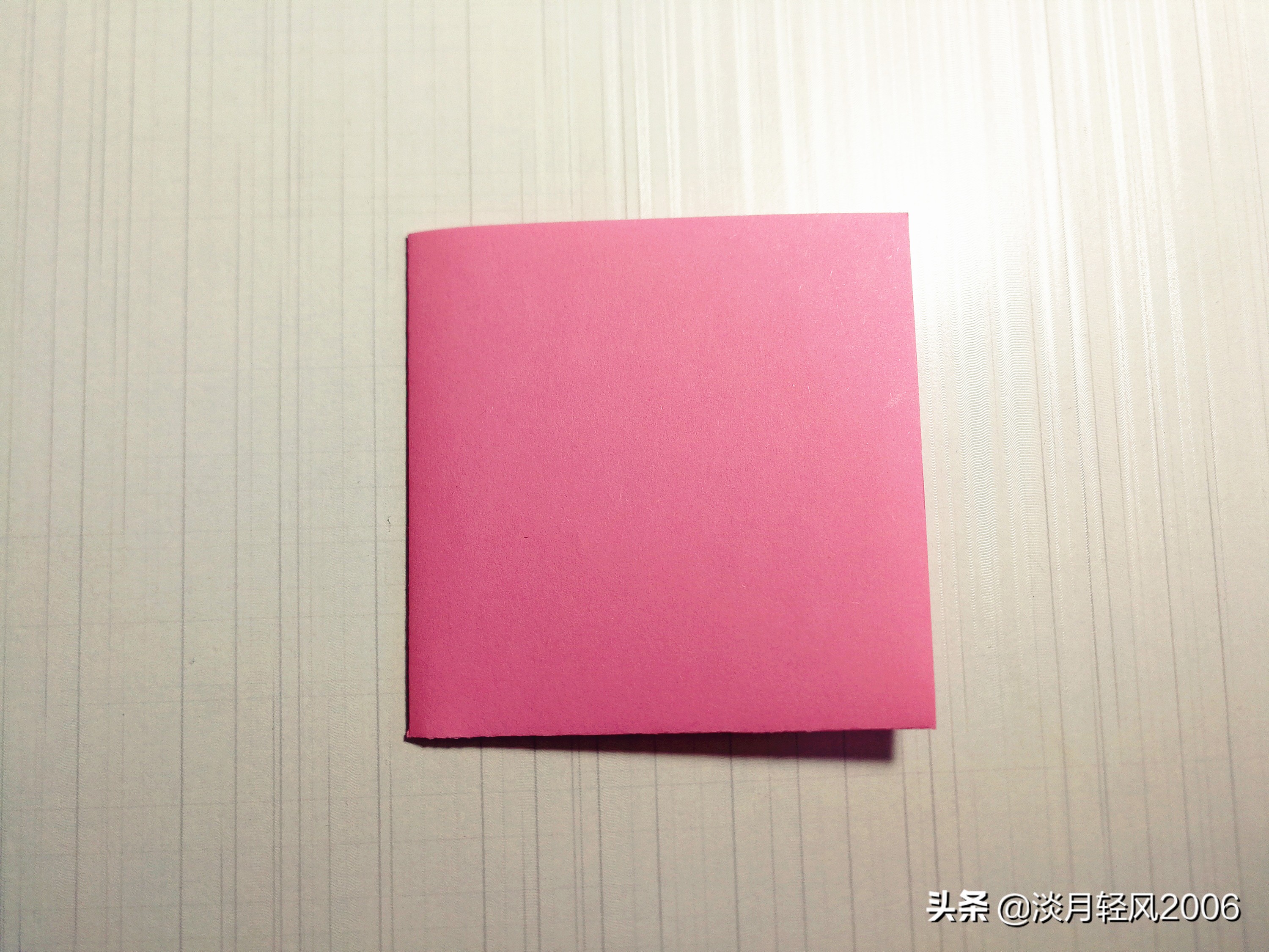 用正方形彩纸折一个蝴蝶会动的,怎样用正方形的卡纸折一个蝴蝶