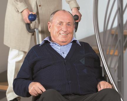 老人残疾人爬楼自动轮椅,老年残疾人上下楼梯神器