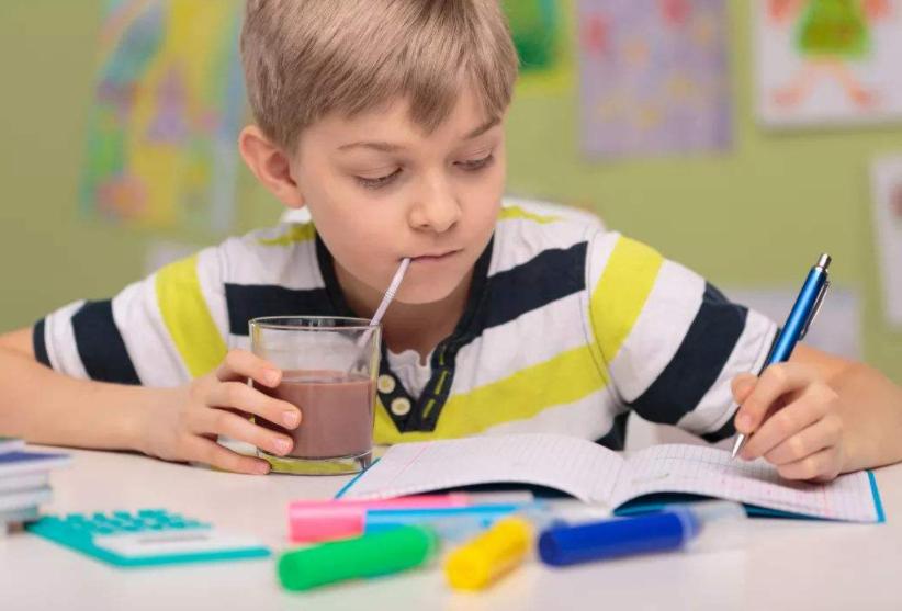 姐姐给婴儿弟弟换纸尿裤,姐姐给2岁弟弟换纸尿裤