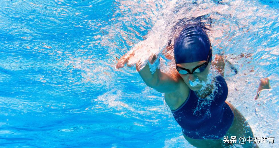 自由泳换气怎么让身体重心前移,游自由泳换气的方法和技巧