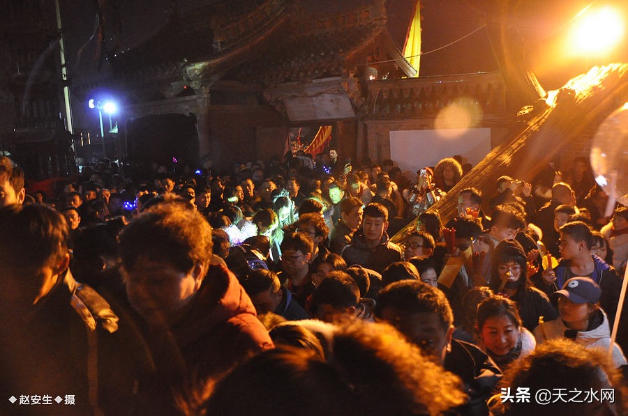 甘肃天水数万民众“上九朝观”祈福纳祥争烧头柱香!(组图)