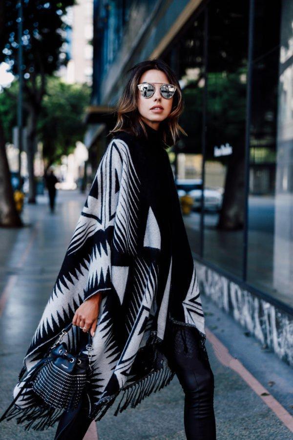 小众斗篷搭配,冬季复古斗篷适合搭配什么下装