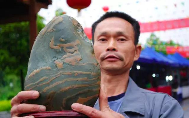 村民捡到了价值2100万的石头,贵州捡石头卖钱