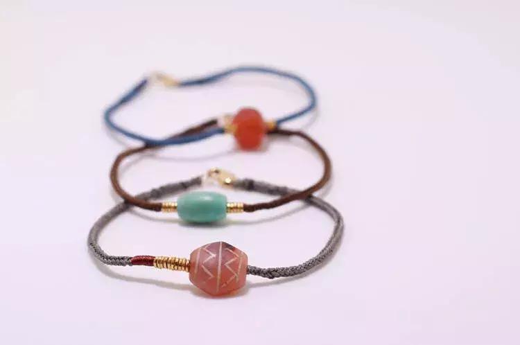 能给圣诞老人换衣服？这个圣诞嘉年华在搞什么名堂？！