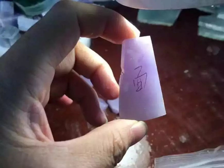 男子不小心摔坏翡翠,男子捡到一块翡翠原石出价15万