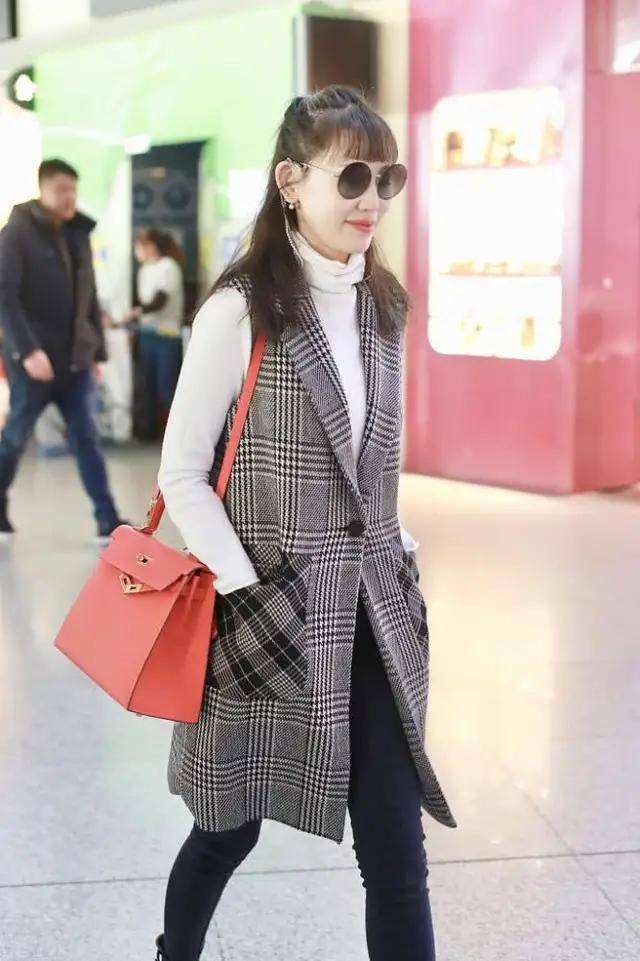 马蓉现身机场全黑造型墨镜遮面,马蓉最新走红毯视频