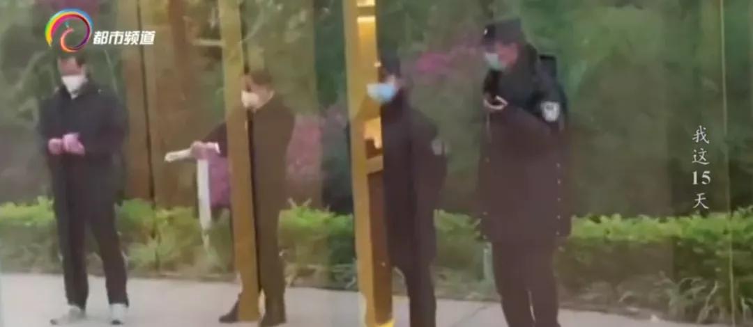 在机场和家人告别,在机场被救护车带走隔离的视频