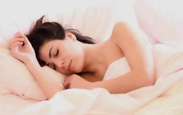 55岁大妈坚持减肥10年,55岁阿姨每天坚持踮脚