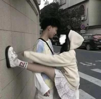 男朋友嫌给你系鞋带丢人,男票弯腰给女孩系鞋带