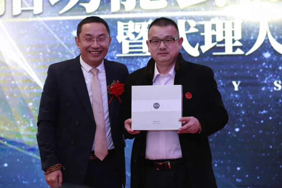 电商江湖打破沉寂：“新物种”爱拍拍隆重发布“竞拍”功能