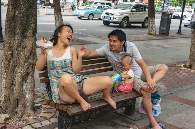 他用20年，拍下了流水线上的一代“打工人”