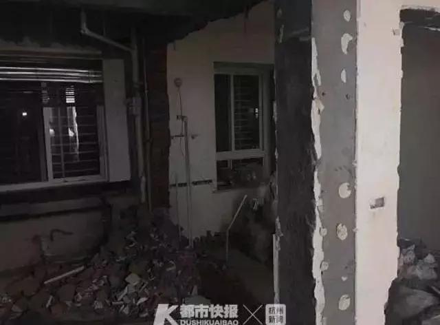 男子买房没几天邻居吓得全跑路,男子买下怪异老房子