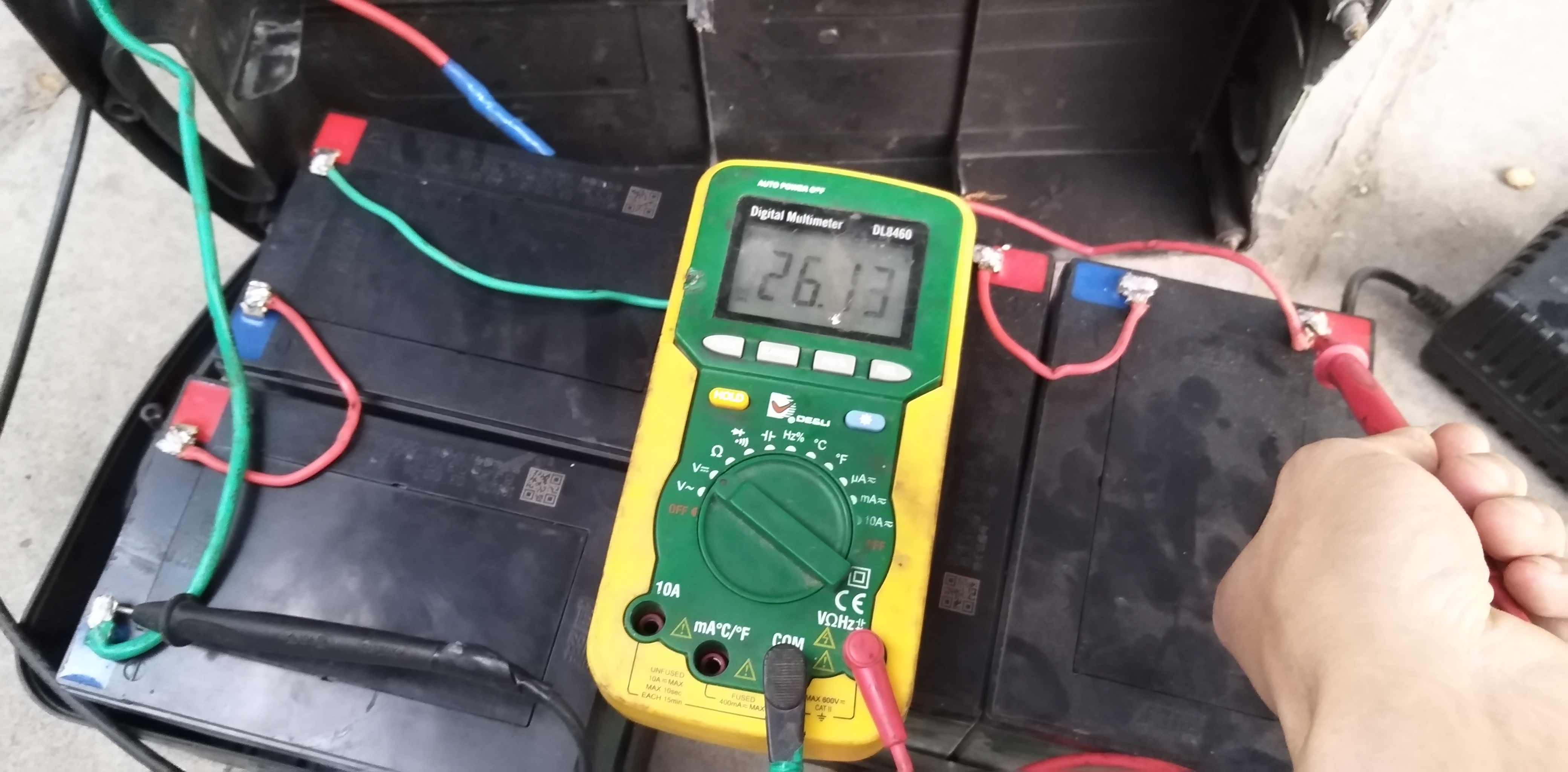 电动车放久了充电器充不进电,电动车放置时间长了充电充不进去