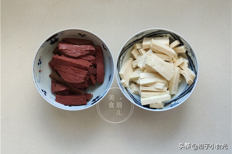 如何辨别鸭血真假,真假鸭血怎么辨别