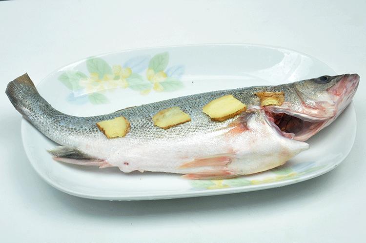 泰式酸辣柠檬鲈鱼,泰国菜柠香蒸鲈鱼