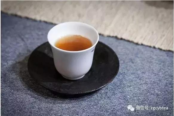 千万小心!长期超量喝茶,可能导致身体脱水,甚至氟中毒!