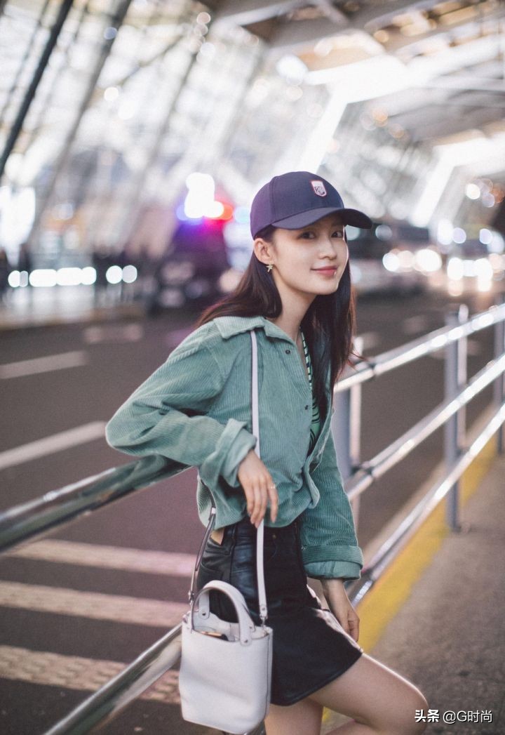 复古风潮来袭这件灯芯绒很火,红色灯芯绒复古风搭配