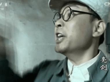 八路军穿上鬼子的防化服骗过鬼子,八路军穿着日本军装骗过鬼子