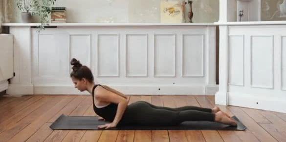 后背疼练习什么瑜伽体式,治疗后背疼痛的瑜伽动作