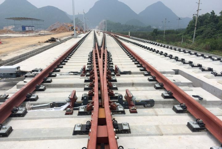 轨道下的碎石子是啥?为啥火车轨道下面要铺,高铁轨道上却不用