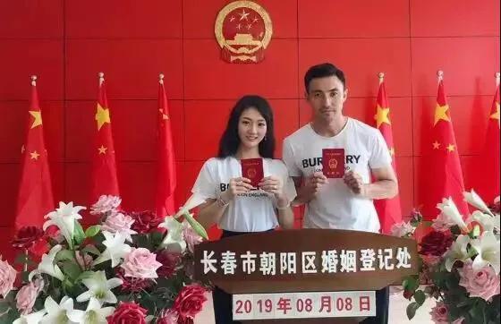 马尔蒂尼妻子独生女,足球队长结婚