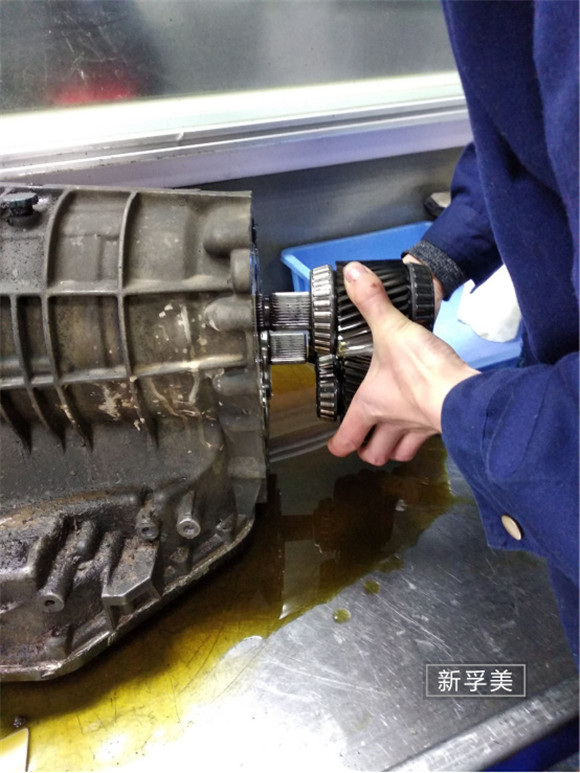 奥迪q3变速箱渗油维修多少钱,奥迪a4l起步变速箱打滑