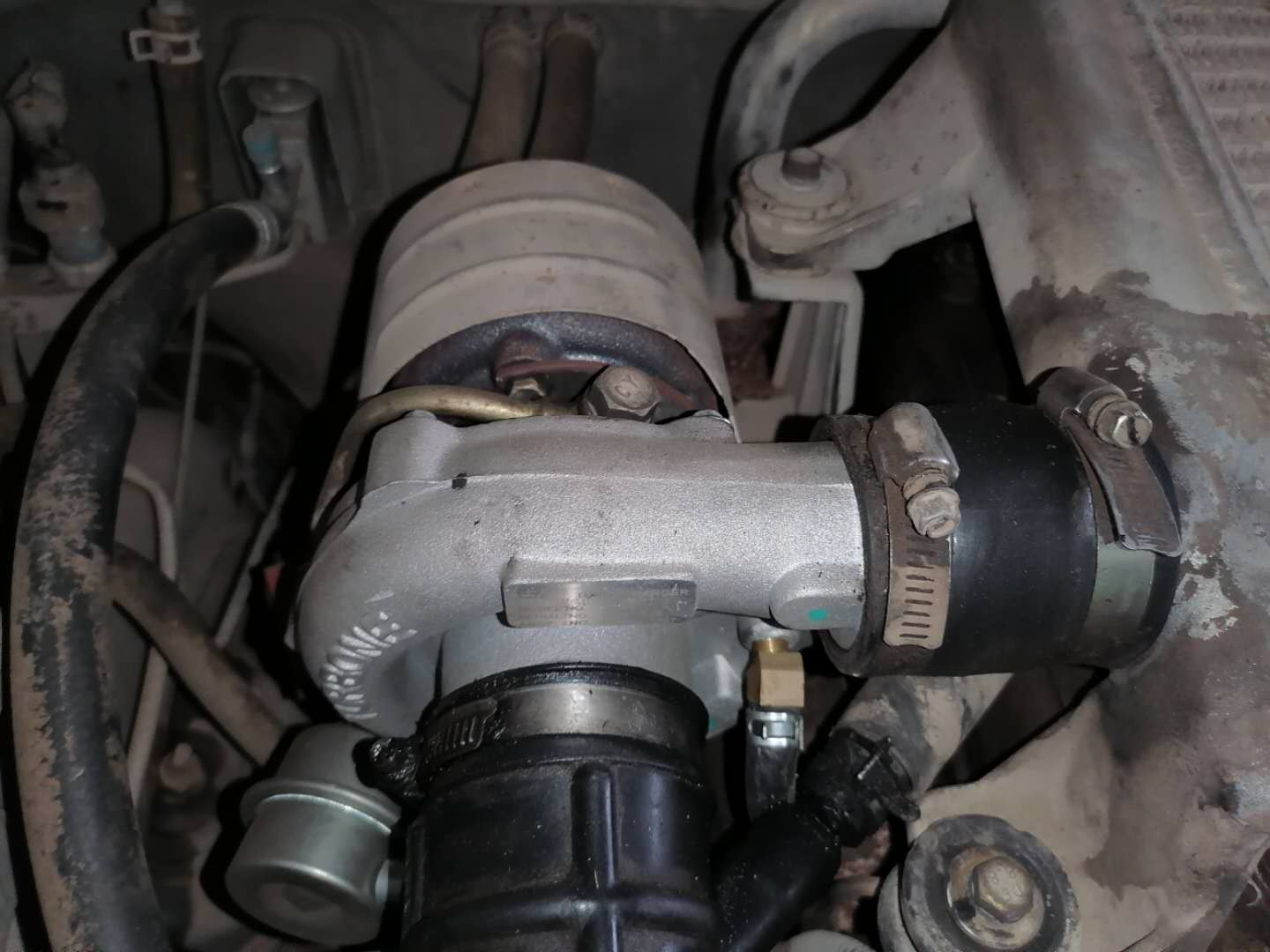 发动机冒白烟蓝烟烧机油,尾气大量冒蓝烟要不要大修发动机