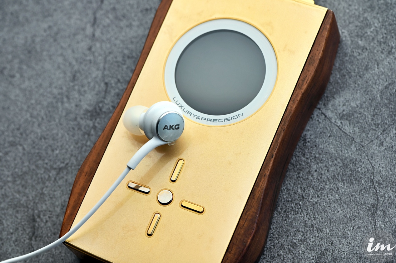 s10自带的耳机是什么型号,s10送的耳机与s8的一样吗