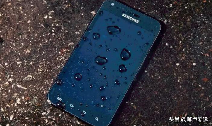 手机进水之后摄像头模糊,手机进水了摄像头起雾了怎么处理