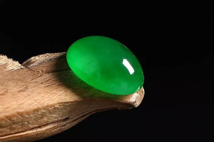 政府背景基金开始入局翡翠直播行业