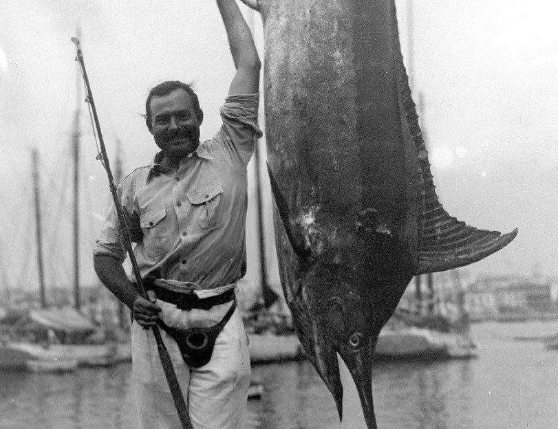 海明威:早年经历5次战争4次车祸2次坠机,晚年却因为FBI而自杀