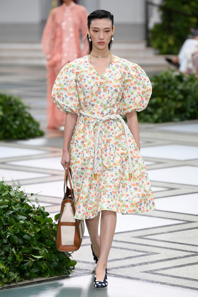 toryburch2020白色刺绣裙子,toryburch小香风裙子