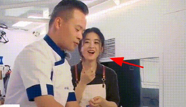 赵丽颖《中餐厅》备菜时舔手指,做菜直接上手,坏习惯太难改
