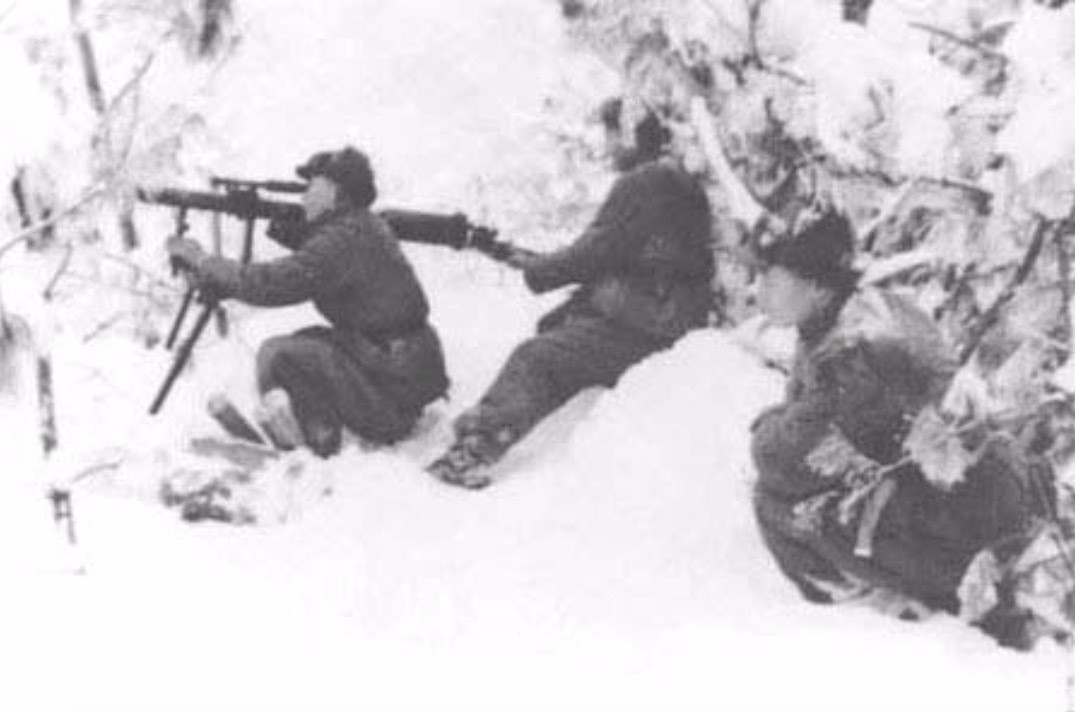 反斜面工事和三三制战术,反斜面工事三三制战术