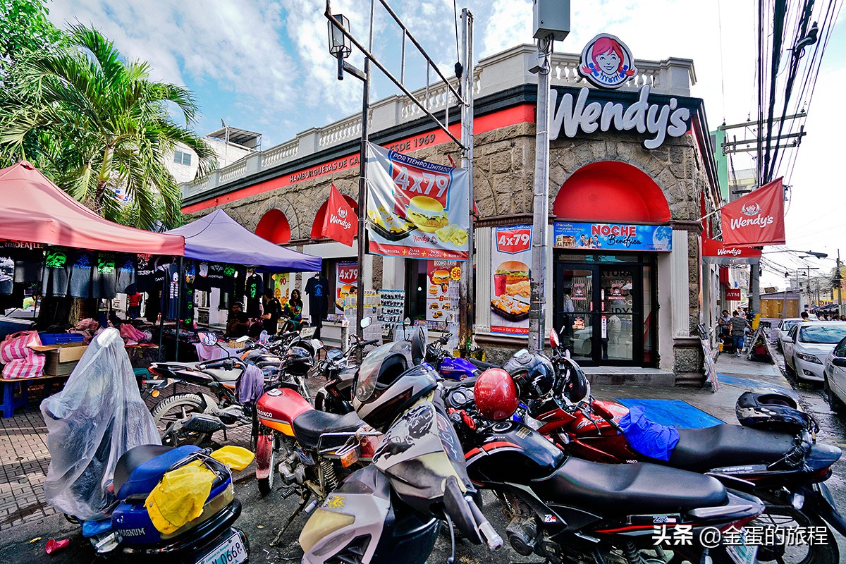 这里的肯德基加装防暴钢窗，保安用AK-47看店，此时此刻就在美洲