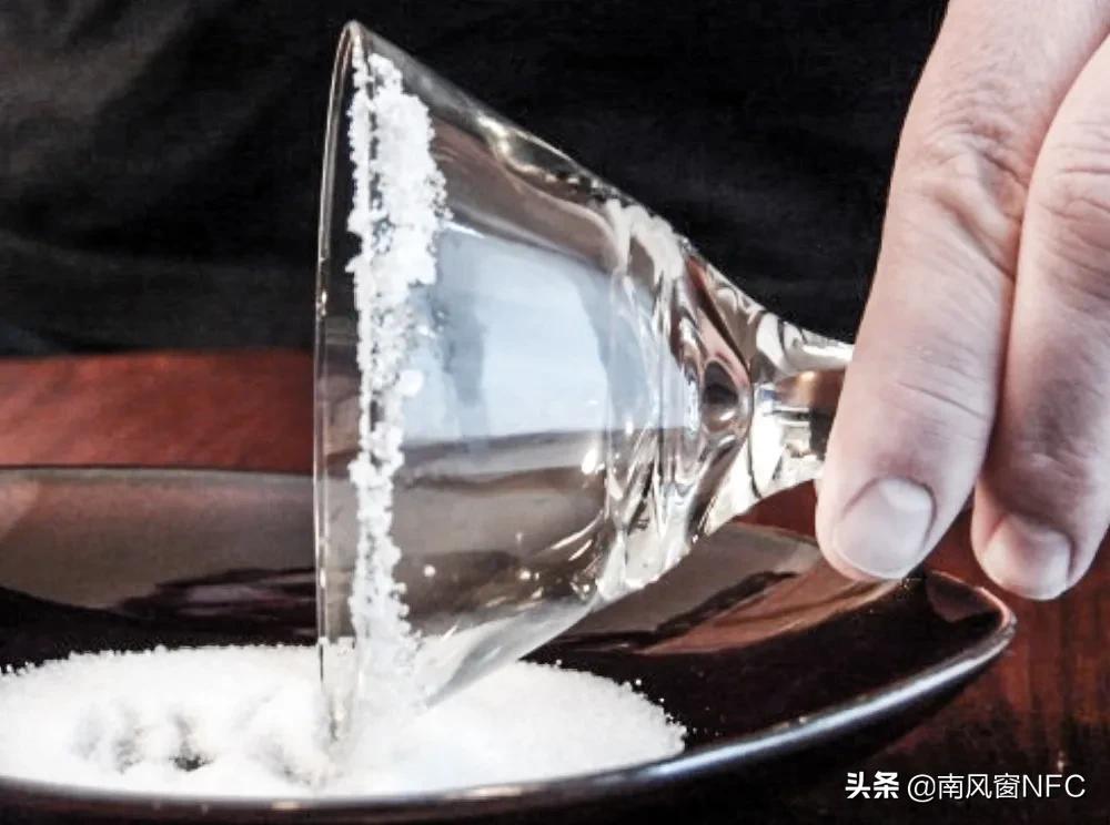 酒中渣男伏特加,俄罗斯男人喝酒伏特加