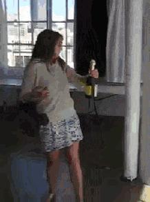 被香槟酒瓶塞打懵是一种什么体验?沙雕们纷纷给出答案