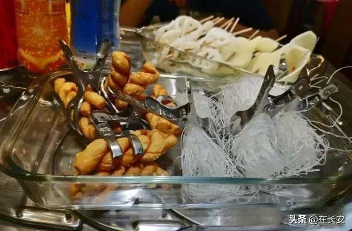 小火锅锅底有六种口味满足你,一桌小火锅